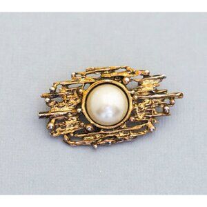 Gold tone mid-century vintage brooch (C7)